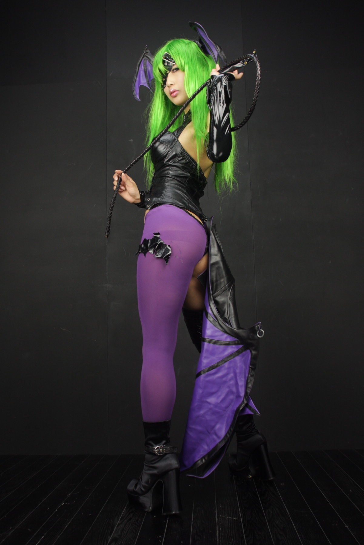 [Cosplay]  Darkstalkers  Morrigan with great body in latex